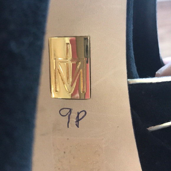 Elegant Black and Gold Platform Heels - Picture 7 of 7